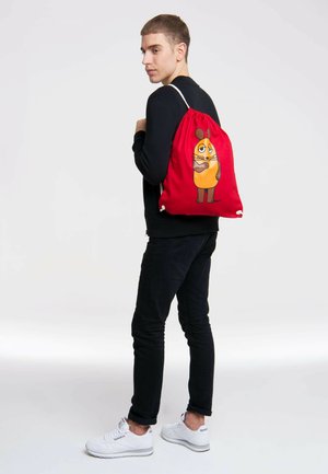 Rucksack mit rotem Kordelzug, der ein Cartoon-Mausdesign in Gelb und Braun auf der Rückseite zeigt. Hergestellt aus Stoff, mit einer glatten Textur und stabilen Trägern.