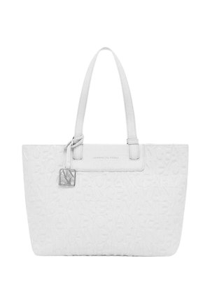 Bolso tote blanco de Armani Exchange con patrón de logo en relieve, dos asas y un charm de logo plateado colgado cerca de la parte superior.