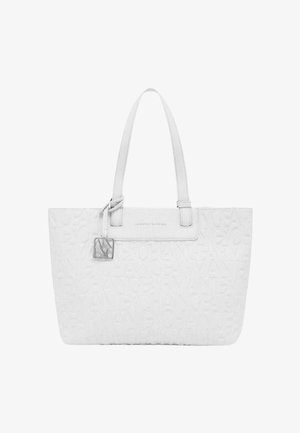 Bolso tote blanco de Armani Exchange con patrón de logo en relieve, dos asas y un charm de logo plateado colgado cerca de la parte superior.
