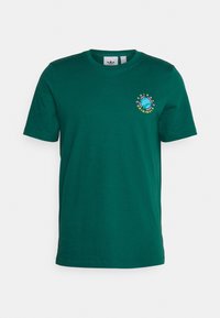 Grön bomull T-shirt med korta ärmar och rund hals. Har en flerfärgad grafisk logotyp på vänster bröst. Mjuk textur.