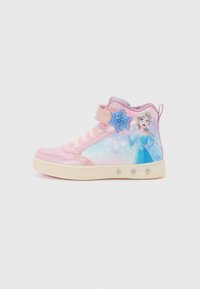 Helle rosa High-Top-Sneaker mit einem grafischen Charakter, blauen Akzenten, Klettverschluss und dekorativen Lichteffekten in der Sohle.