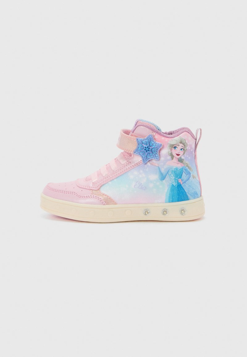 Zapatillas de caña alta de color rosa claro con un gráfico de un personaje, detalles en azul, correa de velcro y detalles decorativos luminosos en la suela.