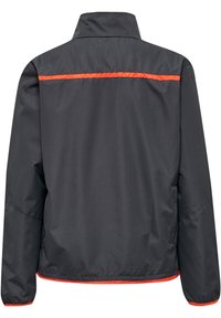 Schwarze Jacke mit hohem Kragen und einem orangefarbenen Streifen über dem oberen Rücken. Hergestellt aus glattem, leichtem Material. Elastische Bündchen.