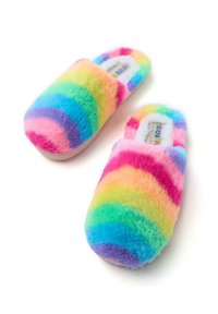 Zapatillas de casa esponjosas con un patrón de rayas de arcoíris multicolor. Presentan tonos pastel de rosa, azul, verde y amarillo. Textura suave y diseño de punta abierta.