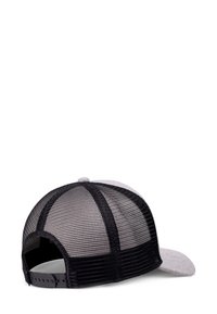 Pelēka un melna sieta kravas cepure ar regulējamu snapback siksnu, skatīta no aizmugures uz baltas fona.