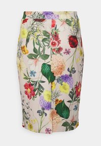 Květinová tužková sukně s jemně růžovým pozadím a barevnými potisky různých květin a listů, hladká tkanina, délka ke kolenům.