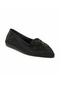 Chaussure plate en daim noir avec un bout pointu, ornée d'un motif floral comprenant des perles noires et une semelle tressée.