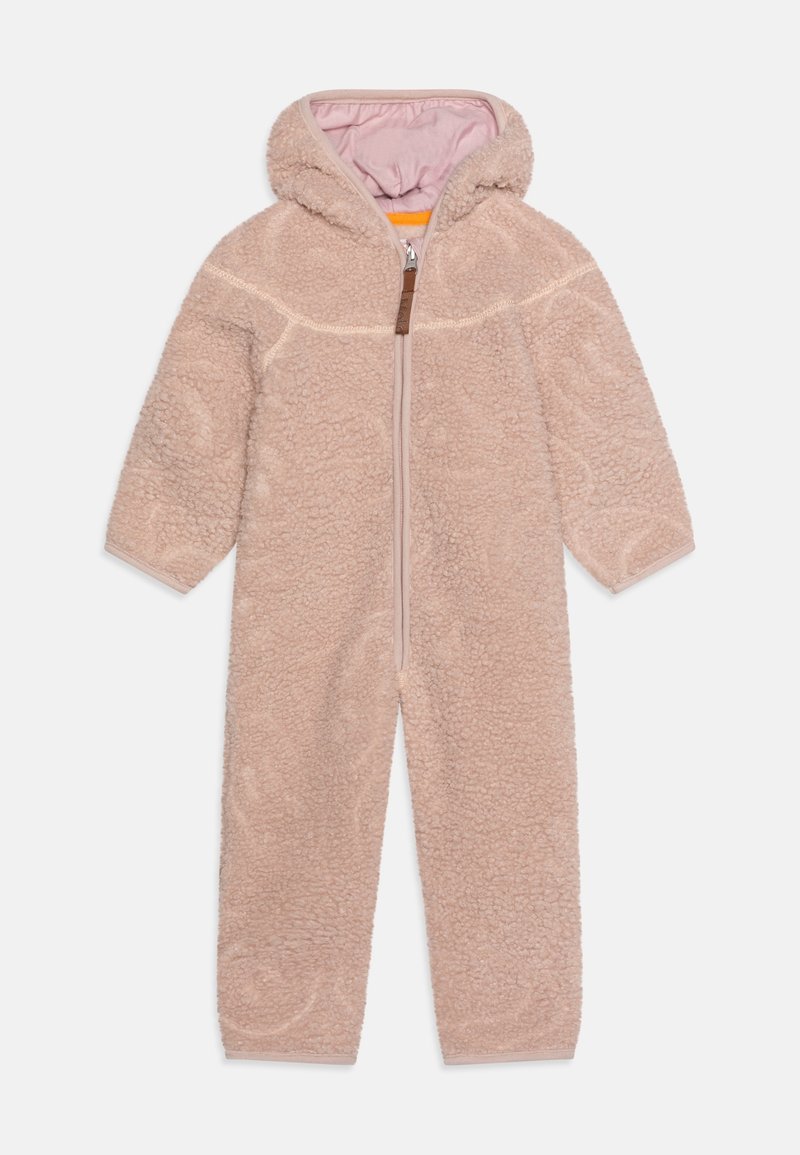 Mono de una pieza de forro polar rosa con capucha, cierre de cremallera y acabado texturizado. Cuenta con puños elásticos y un forro interior en contraste.