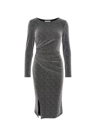 Robe grise à manches longues en tissu texturé, présentant une silhouette ajustée, un design torsadé à la taille et une fente sur le côté.