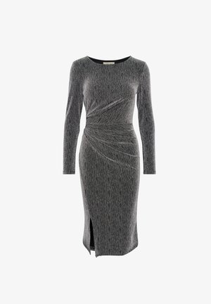 Szara sukienka z długim rękawem wykonana z teksturowanej tkaniny, o dopasowanym kroju, z twisted designem w talii i rozcięciem po boku.
