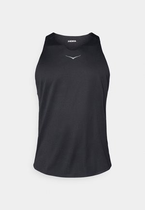 Melna bezpiedurkņu sporta topiņa, izgatavota no elpojoša auduma, ar apaļu kakla izgriezumu un atstarojošu logo akcentu uz krūšu daļas.