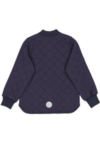 Granatowa pikowana kurtka z prążkowanym kołnierzem, elastycznymi mankietami i okrągłym detalem logo z tyłu, charakteryzująca się teksturą w diamentowy wzór.