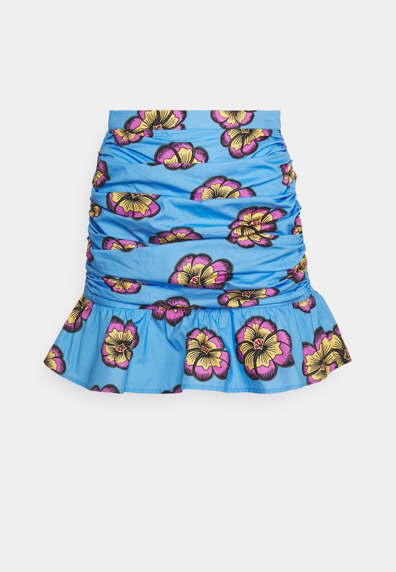 Jupe bleue avec des détails froncés, imprimé floral jaune et violet, et ourlet volanté sur fond blanc.