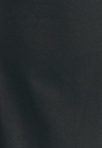 Černá textilie, mírně drsná, s matným vzhledem. Bez vzorů a viditelného kování. Hladký povrch s minimálním leskem.