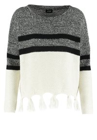 Pull court noir et blanc en maille texturée, avec des rayures horizontales noires et un détail de franges à l'ourlet.