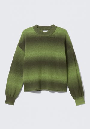 Zeleni pleteni pulover z dolgimi rokavi in okrolim izrezom, z nežnimi gradientnimi črtami v temnejših in svetlejših zelenih odtenkih.