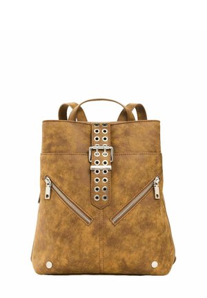 Zaino in pelle marrone con due tasche frontali diagonali con cerniera, una fibbia centrale con occhielli metallici e due spallacci.