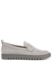 Grijze suède instap schoenen met een gestikte neus, een decoratieve band en een rubberen zool met textuur, voorzien van horizontale groeven voor grip.