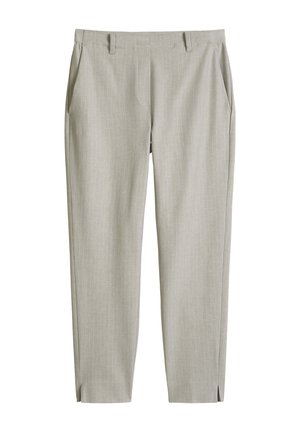 Pantalon droit gris clair avec fines rayures discrètes, passants pour ceinture, poches latérales et petites fentes aux ourlets des chevilles.