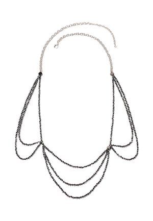 Collana a catena in argento con più fili di perle nere che cadono in anelli sovrapposti, con chiusura a moschettone e lunghezza regolabile.