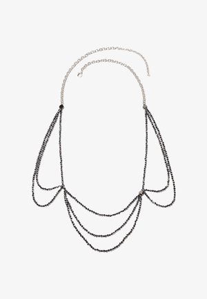 Collana a catena in argento con più fili di perle nere che cadono in anelli sovrapposti, con chiusura a moschettone e lunghezza regolabile.