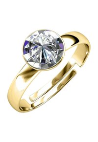 Anello d'oro con una pietra preziosa rotonda, chiara e sfaccettata in montatura a griffe; banda elegante con superficie lucida e design aperto su un lato.