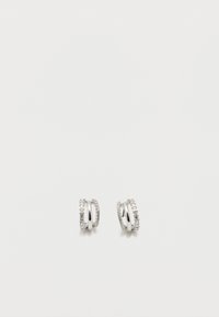 Ασημένια σκουλαρίκια κρίκοι με διπλή λωρίδα, όπου η μία λωρίδα είναι διακοσμημένη με μικρές διάφανες πέτρες, σε λευκό φόντο.