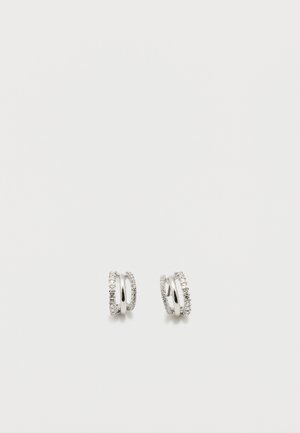 Ασημένια σκουλαρίκια κρίκοι με διπλή λωρίδα, όπου η μία λωρίδα είναι διακοσμημένη με μικρές διάφανες πέτρες, σε λευκό φόντο.