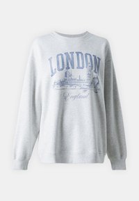 Sudadera gris con cuello redondo, que presenta un gráfico azul de Londres y el texto "Inglaterra" debajo. Textura suave con puños y dobladillo acanalados.