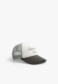 Gorra de camionero con un panel frontal blanco, parte trasera de malla gris y visera gris oscuro. Presenta texto bordado en la parte frontal.