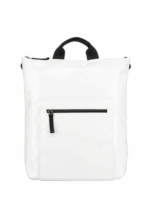 Sac à dos rectangulaire blanc avec une poche avant zippée et des poignées noires sur un fond blanc uni.