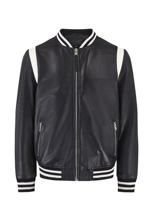 Giacca bomber in pelle di colore blu navy con strisce bianche a contrasto. Dotata di zip frontale, polsini e orlo a costine. Due tasche laterali con zip. Texture liscia.