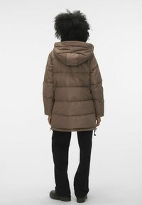 Vero Moda VMOSLO NOOS - Daunenmantel - brown lentil