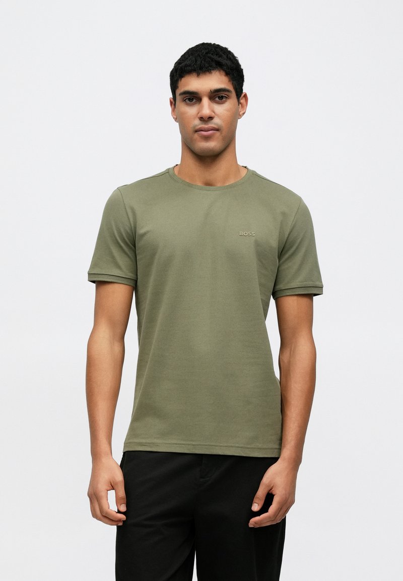 Olivovo zelené bavlnené tričko s krátkymi rukávmi a okrúhlym výstrihom. Na ľavej strane na hrudi je malá logo "BOSS". Jemná textúra.