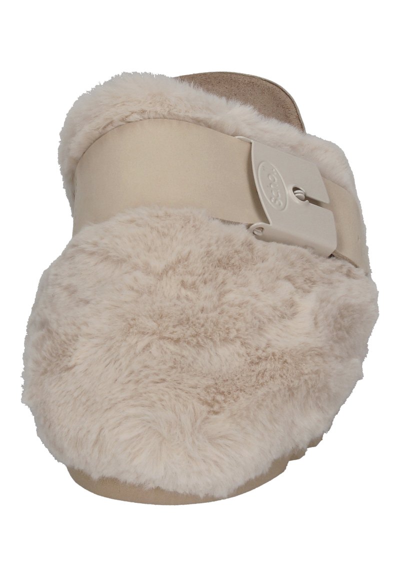 Faux-Fur Hausschuh in hellem Beige mit einem breiten Riemen und verstellbarem Schnallenverschluss. Weicher Stoff und konturierte Fußbett für Komfort.