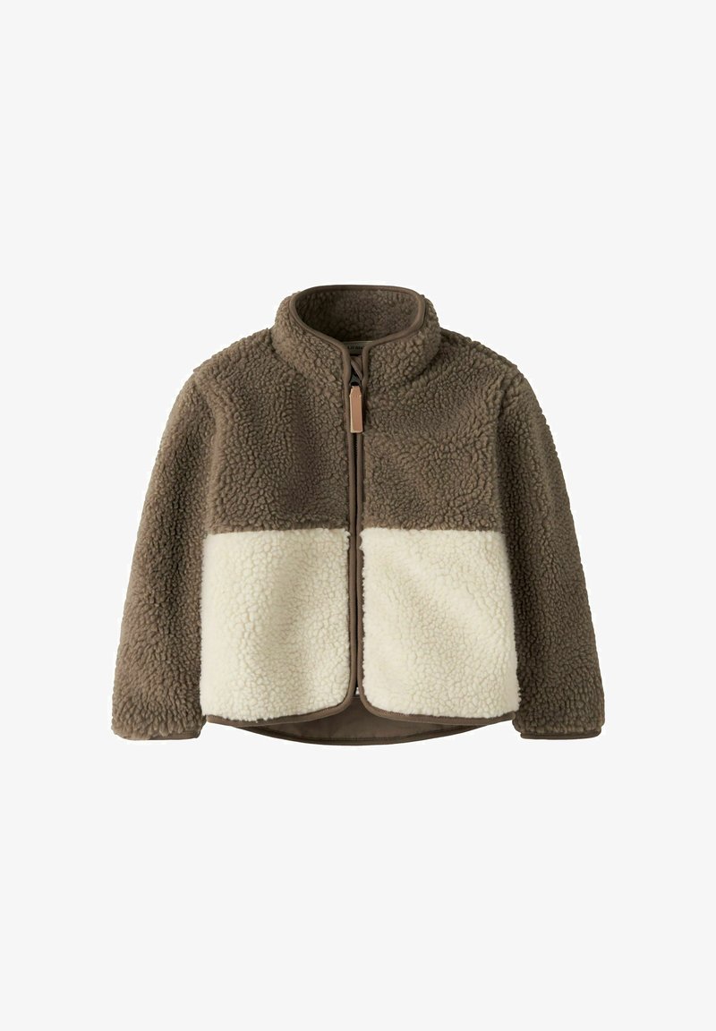 Jachetă din fleece sherpa maro și albă, cu fermoar complet frontal și guler tip stand, având un design în blocuri de culoare bicoloră.