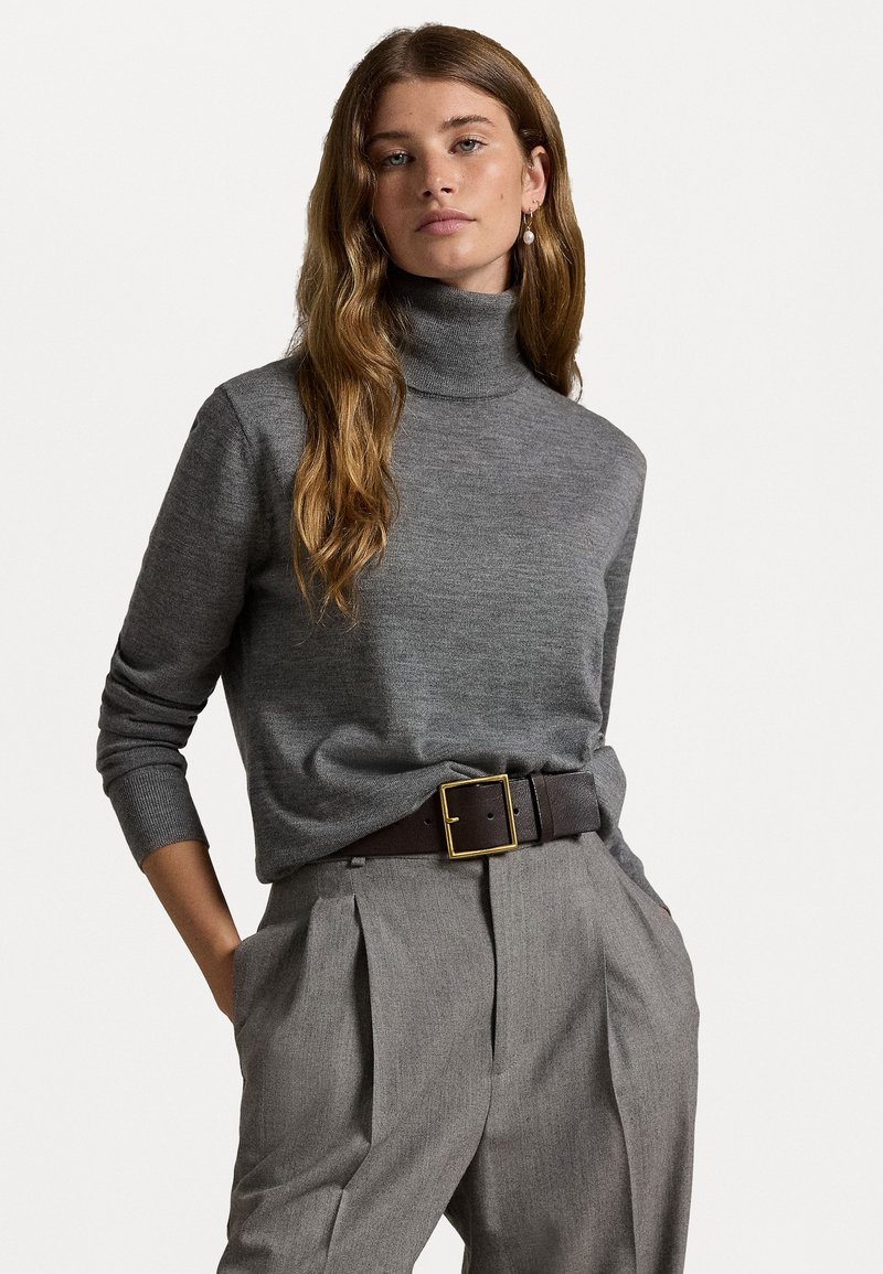 Grå turtleneck genser i lett stoff, med lange ermer og en avslappet passform, sammen med skreddersydde grå bukser og et brunt belte med en gullspenne.