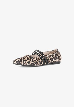 Plat ballerinas met puntige neus, gemaakt van leopardprint stof en twee zwarte bandjes met zilveren studs over de wreef.