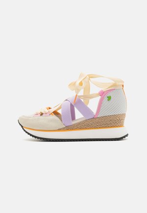 Baskets compensées en daim beige, avec des bandes élastiques violettes et un talon tissé. Comprend un panneau latéral en mesh et une semelle en caoutchouc noire.