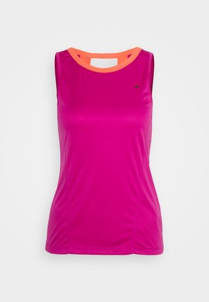 Top deportivo sin mangas de color fucsia con un cuello naranja, hecho de un material liso y elástico, con un pequeño logo en el pecho.