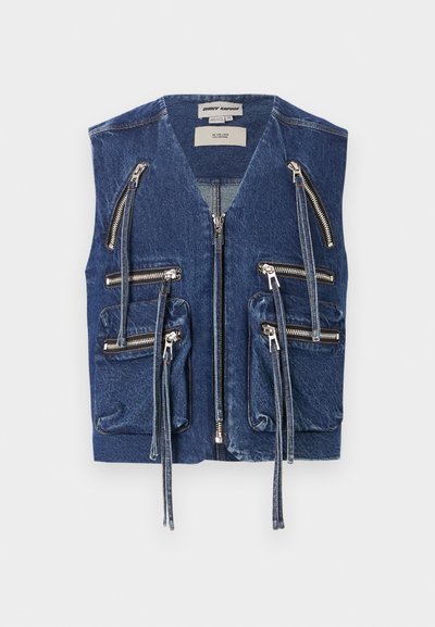 Denim veste ar dziļu V-veida kaklu, vairākiem sudraba rāvējslēdzējiem un četriem kabatām. Tekstūrēta ar vidēju mazgāšanu, ar akcentu šuvēm un auklītēm.