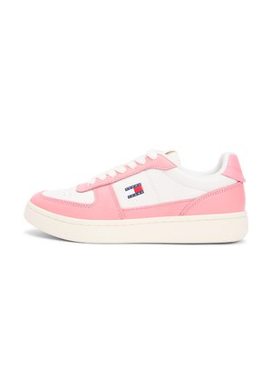 Zapatilla deportiva baja de cuero blanco y rosa con cordones blancos, suela beige y un pequeño logo de Tommy Jeans en el lateral.