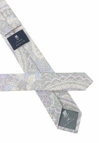 Graue Fliege mit einem komplizierten Paisleymuster in Lavendel und Blau. Das Material wirkt strukturiert und hat ein Satin-Finish. Etiketten sind sichtbar.