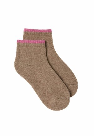 Paar braune Knöchelsocken mit rosa Saum an den Bündchen, hergestellt aus einem weichen, gestrickten Stoff.