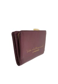 Portafoglio in pelle color bordeaux con accessori dorati, caratterizzato da una citazione in rilievo, un comparto con zip e una texture liscia. Design compatto.