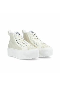 Wysokie trampki z białego dzianego materiału o fakturowanym wykończeniu, gumowa podeszwa na platformie oraz czarne, w kratkę logo na języku.