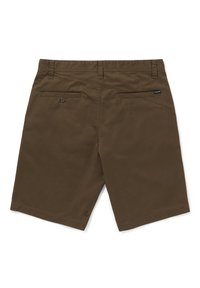 Braune Shorts mit glatter Textur, zwei Gesäßtaschen mit Knöpfen und einem Logotag am Bund zur Markenkennzeichnung.