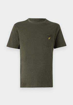 T-shirt en coton vert olive avec un col rond, des manches courtes et une poche sur la poitrine gauche ornée d'un petit logo jaune. Texture lisse.