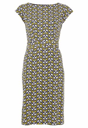 Robe à motifs avec des manches courtes. Présente un design géométrique en jaune, noir et blanc, avec une silhouette cintrée et une coupe au niveau des genoux.