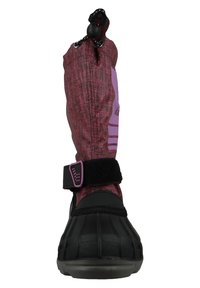 Wodoodporne buty z górą z czerwonego i fioletowego materiału tekstylnego, czarną gumową podeszwą, regulowanym zamkiem na sznurówki oraz detalem na rzep.